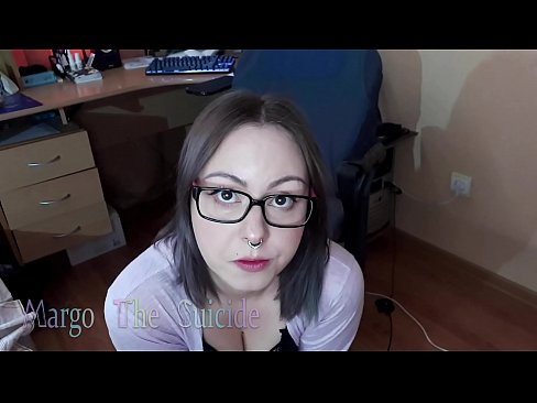❤️ Neska sexy betaurrekoekin dildoa zurrupatzen du kameraren aurrean Izorratu bideoa  gurean eu.sexeey.ru ️❤