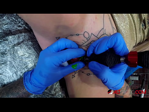 ❤️ Sully Savage-k izugarri tatuatu zuen klitorian tatuaje bat egin zuen Izorratu bideoa gurean eu.sexeey.ru ️❤